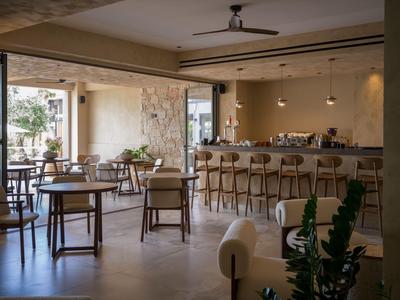 Helles modernes Café mit Holzstühlen, Tischen und Barbereich mit Hockern