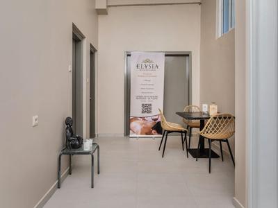 Nowoczesne wejście z miejscami do siedzenia i plakatem promującym zabiegi spa w hotelu.