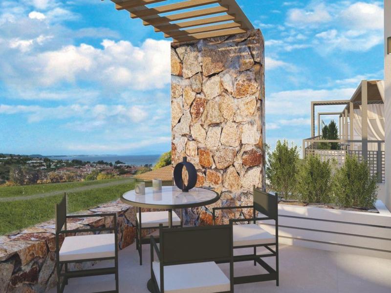 Moderní venkovní prostor s kamenným pilířem, stolem a židlemi, výhled na zelenou krajinu.