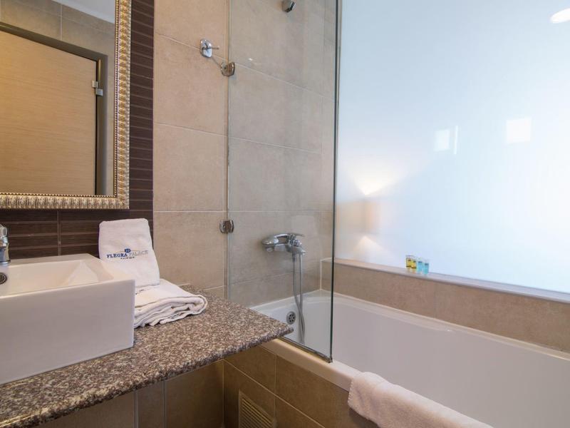 Bagno moderno in hotel con lavabo, vasca e specchio.