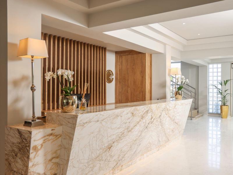 Reception d'hotel moderna con banco in marmo e decorazione con orchidee