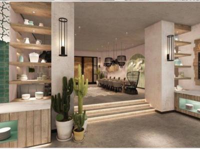 Modern hotelinterieur met planten, planken en een gezellige zitruimte.