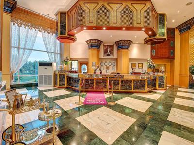 Elegantní hotelové lobby s luxusní marmurovou podlahou a stylovým barem