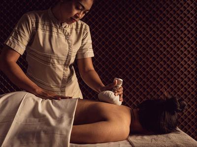Une femme reçoit un massage relaxant à l'huile dans une salle de spa tranquille.