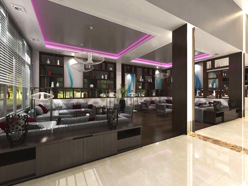 Modernes Wohnzimmer mit Sofa, Regalen, Glaswand und lila Deckenbeleuchtung.