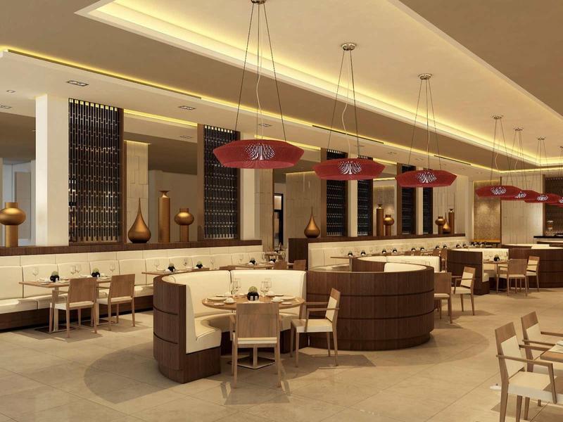 Modernes, helles Restaurant mit Lederbänken, Holztischen und roten Hängelampen, großzügige Sitzordnung.