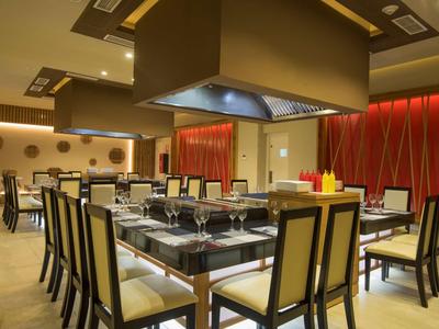 Modernes Restaurant mit elegant gedeckten Tischen und warmem, atmosphärischem Licht.