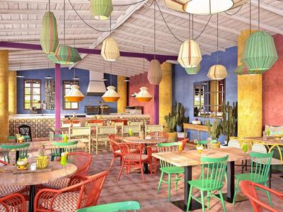 Buntes Hotelcafé mit zahlreichen Tischen, Stühlen und modernen Lampen an der Decke.