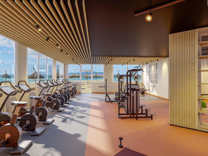 Licht moderne fitnessruimte met trainingsapparatuur en grote ramen met uitzicht.