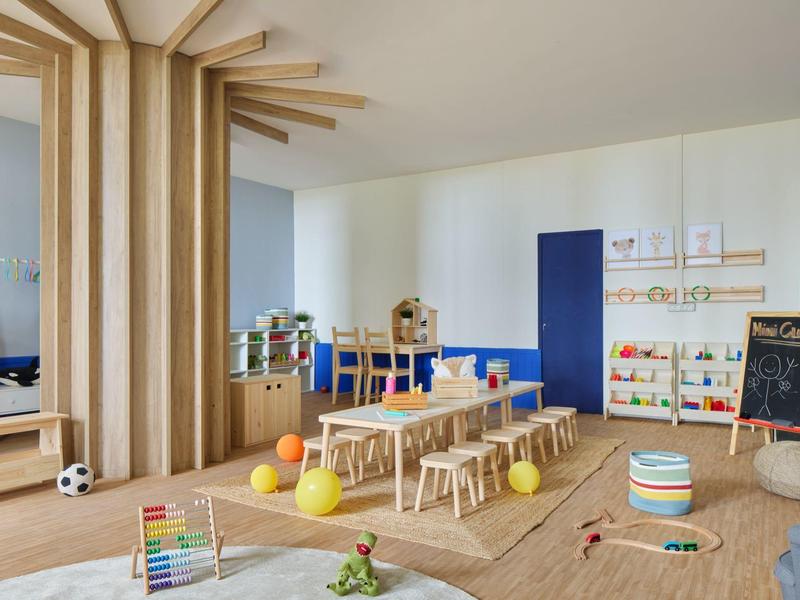 Licht, modern ingerichte kleuterklas met houten meubels en speelgoed