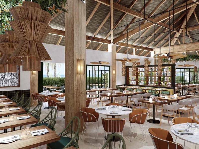 Lichte, moderne eetzaal met houten tafels, stoelen en grote ramen in het hotel.