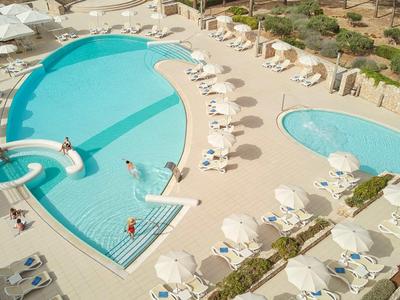 Moderner Hotelpool mit Sonnenschirmen und Liegestühlen in sonniger Umgebung.