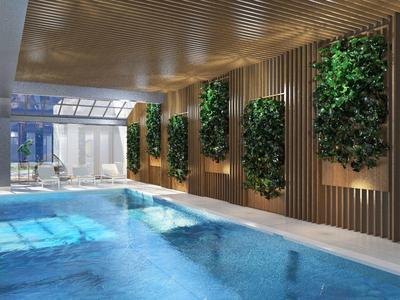 Innenraum mit großem Rechteck-Pool, hölzerner Decke, vertikalen Pflanzenwänden und viel Tageslicht.