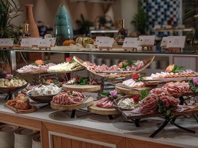 Buffet mit einer Vielzahl von Fleisch- und Käseplatten, appetitlich arrangiert im Restaurant