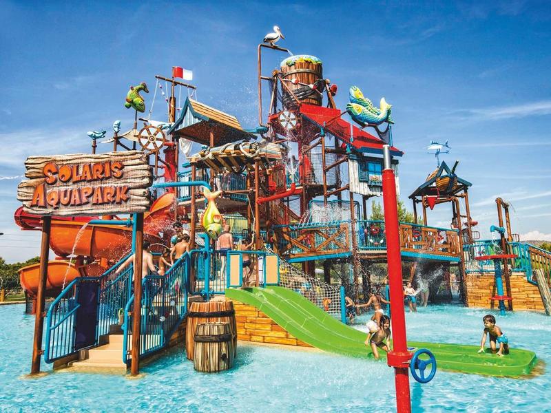 Kleurrijke waterspeeltuin met glijbanen en waterspelen in een buitenzwembad