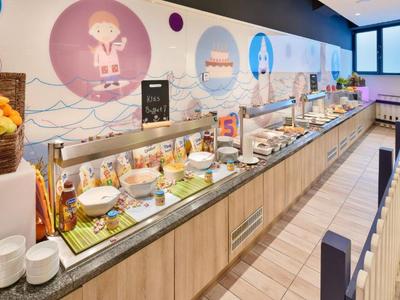 Langer Buffetbereich mit vielfältigem Frühstück in einem Hotel mit moderner Dekoration.