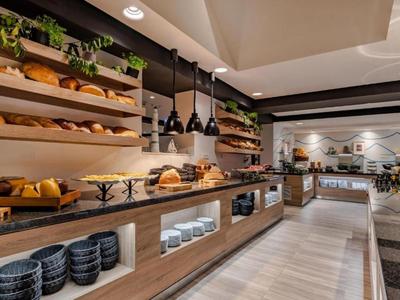 Moderner Frühstücksraum mit vielfältigem Buffet und gemütlicher Atmosphäre.