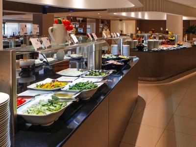 Buffet avec divers plats frais dans un restaurant d'hôtel moderne.