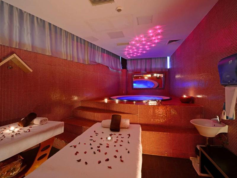 Pokój relaksacyjny z dwoma łóżkami do zabiegów i kojącym ciepłym światłem