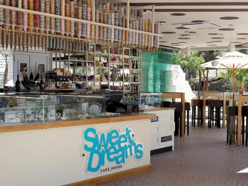 Moderne cafetaria met balie en zitplaatsen, levendig en uitnodigend.