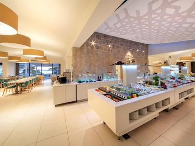 Buffet de hotel moderno y luminoso con platos variados en un ambiente elegante