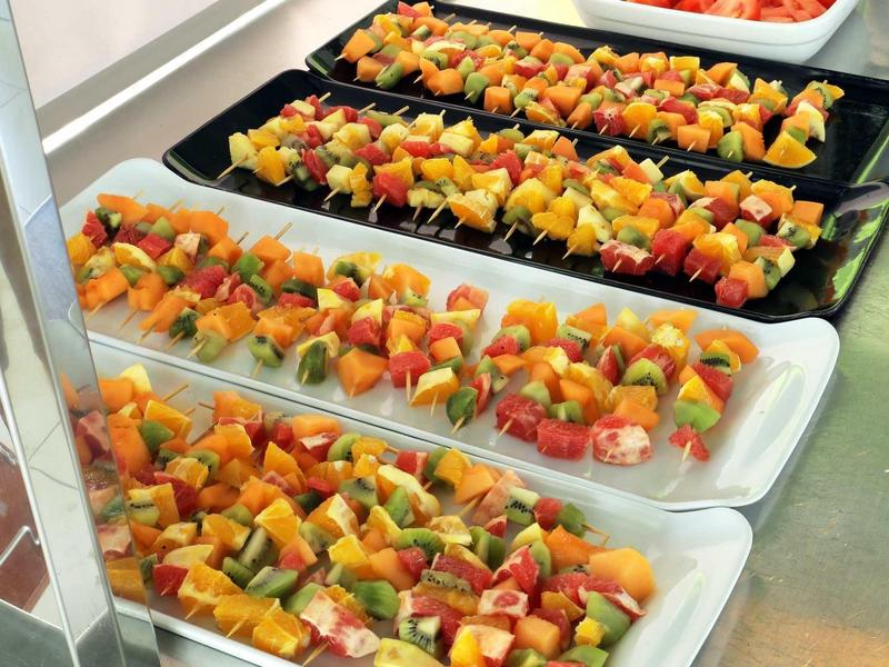 Kolorowe szaszłyki warzywne na tacach w bufecie.