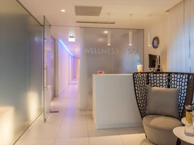 Lichte hotelreceptie met moderne balie en zithoek.