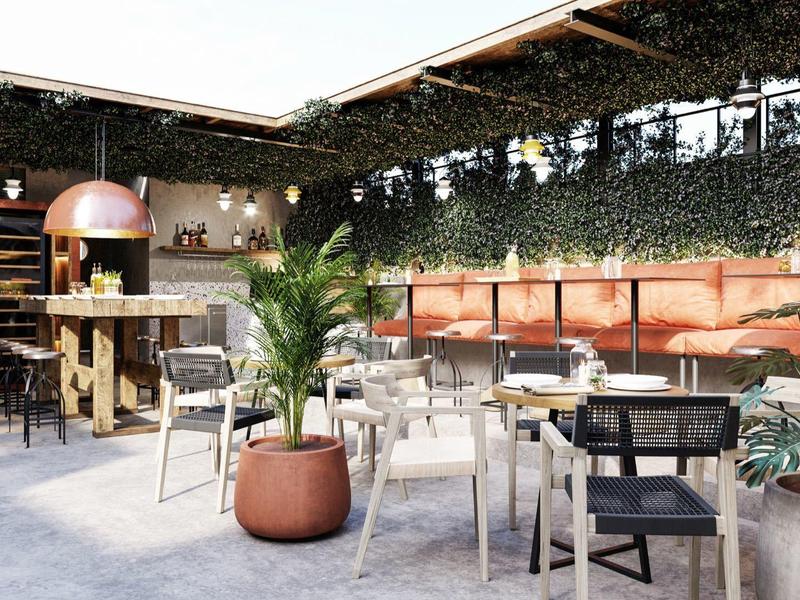 Lichte buitenruimte van een hotel met planten, tafels en stoelen onder een groen dak.