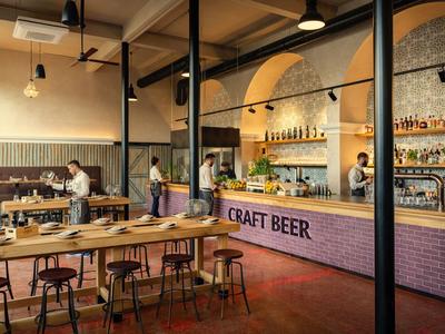 Moderne Bar mit Craft-Bier, Holztischen und Stühlen in warm beleuchtetem Raum.