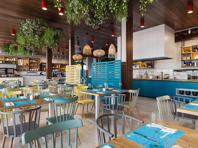 Modernes Restaurant mit Holz- und Metallstühlen, blauen Akzenten und vielen hängenden Pflanzen.