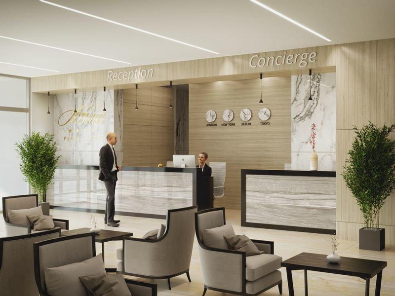 Moderner Hotellobby mit Rezeption, zwei Personen und Sitzbereich mit Stühlen und Tischen.