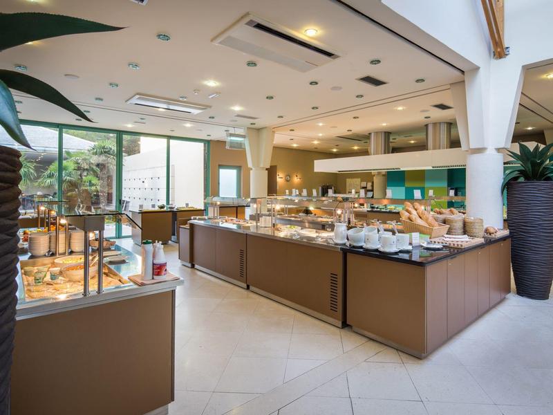 Ristorante a buffet luminoso con design moderno e ampia scelta di cibi.