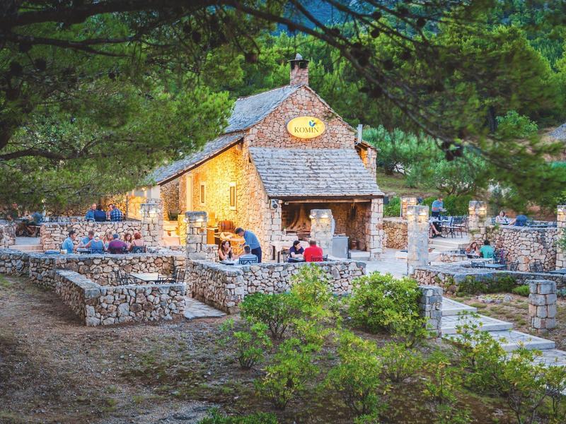 Accogliente casa in pietra con terrazza e ospiti in un ambiente verde e boscoso