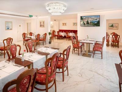 Eleganter Speisesaal mit Holzstühlen und Marmorfußboden in einem Hotel.