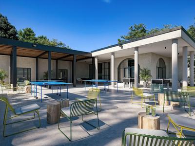 Espace extérieur moderne avec chaises, table de ping-pong et terrasse couverte par une journée ensoleillée.
