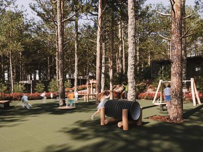 Abenteuerspielplatz im Wald mit Klettergerüsten und schattigen Bäumen