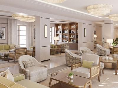 Helles, modernes Hotel-Lounge mit bequemen Sesseln, Sofas, Holzmöbeln und stilvoller Beleuchtung.