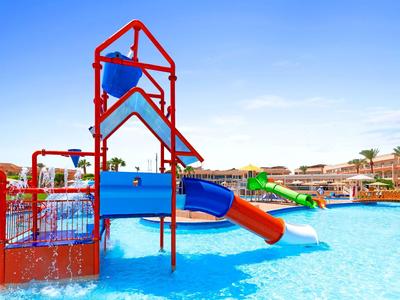 Bunter Wasserpark mit Rutschen und Pool, umgeben von Hotels und Palmen.