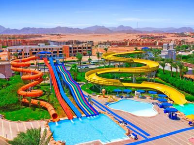 Bunter Wasserpark mit mehreren Rutschen, Pools und Liegestühlen in sonniger Hotelanlage.