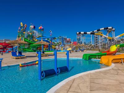 Bunter Wasserpark mit Rutschen und Attraktionen unter klarem blauem Himmel.