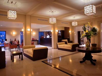 Moderner Hotellobby mit bequemen Sofas, dezentem Licht und eleganter Einrichtung.