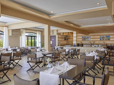 Heller, moderner Speisesaal mit gedeckten Tischen und Stühlen in einem Hotel.
