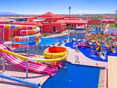 Buntes Wasserpark-Resort mit Rutschen, Pools und Wasserspielplatz unter klarem Himmel.