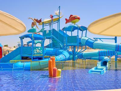 Buntes Wasserspiel mit Rutschen und Figuren in einem Hotel-Pool bei klarem Himmel.