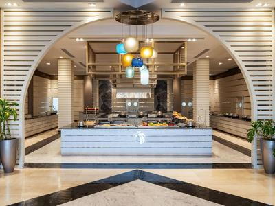 Buffet moderno con luci sospese colorate in un elegante ristorante d'hotel.