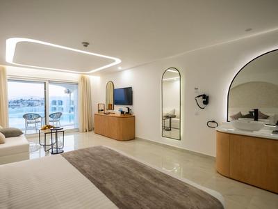 Modernes Hotelzimmer mit Blick auf das Meer, eleganter Beleuchtung und minimalistischem Design.