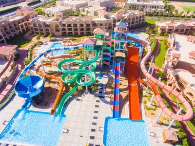 Wasserrutschen und Pools in einem Ferienresort mit umliegenden Hotelgebäuden.