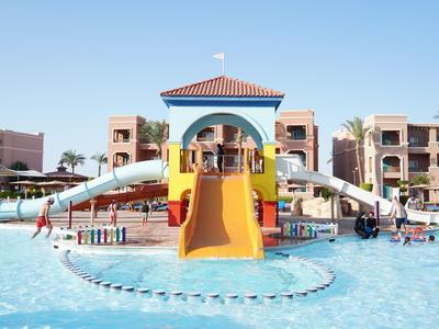 Kinderwasserspielplatz mit Rutschen in einem Hotelpool bei klarem Himmel.