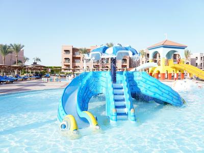 Wasserpark im Hotel mit großen blauen Wasserrutschen und flachem Pool für Kinder.