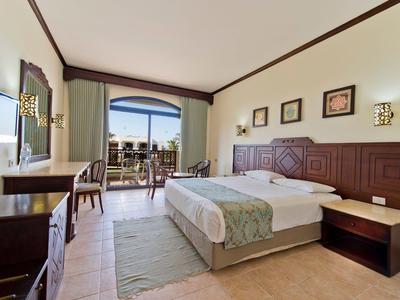 Chambre d'hôtel moderne avec balcon et vue sur la mer.